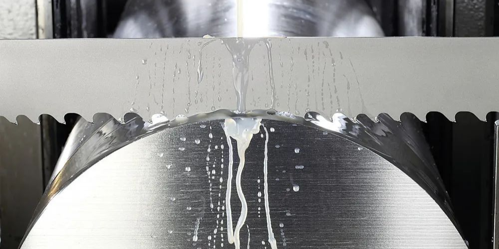 Cortar no es sólo fuerza bruta: Mecanizado inteligente con hojas de sierra de cinta con plaquitas de metal duro